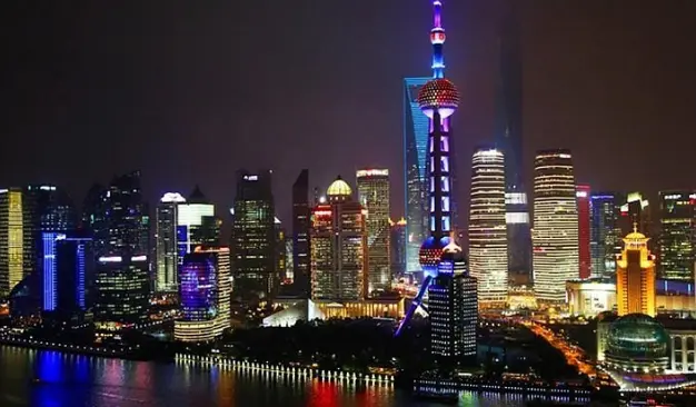 沪上聚会活动新潮流：上海夜游打卡引爆社交圈，美食资讯同步升级